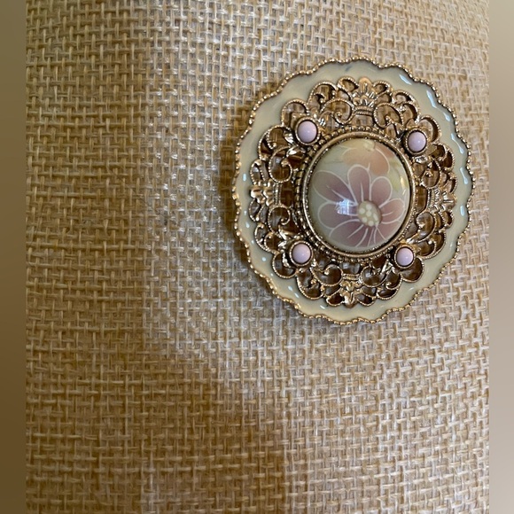 Elegant Gold and Pink Floral Brooch - Picture 4 of 7